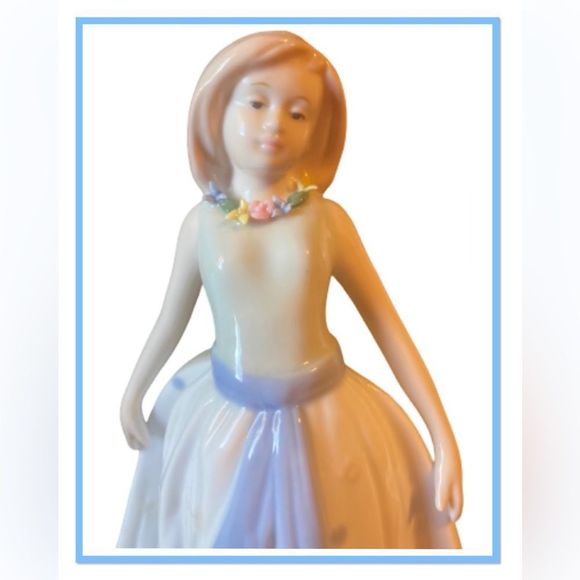 Fine Porcelain Lady in A White Dress - Picture 2 of 5